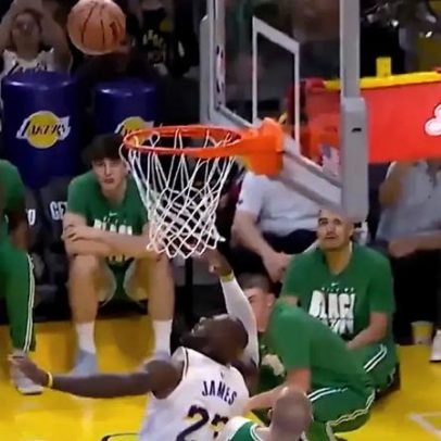 Neemias Queta faz desarme a LeBron James durante jogo