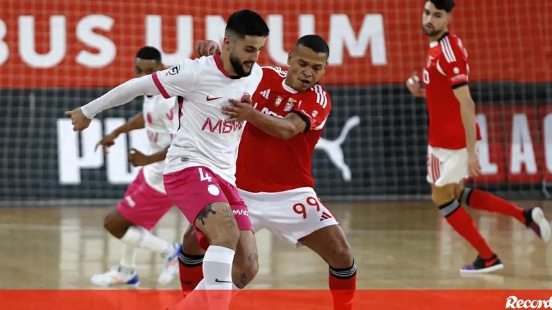 Os jogadores em ação durante o dérbi entre Benfica e Sporting