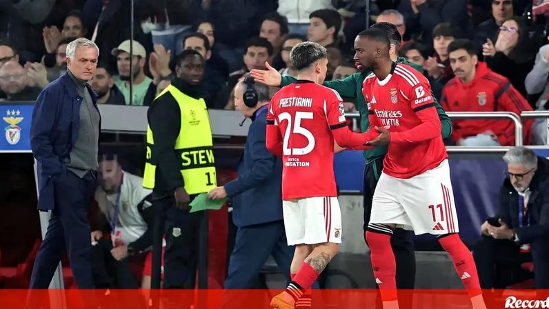 Lukebakio entrou para o lugar de Prestianni no Benfica-Real Madrid