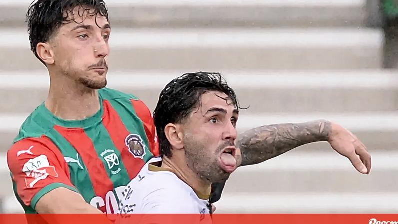 Central (à esquerda) parou por lesão