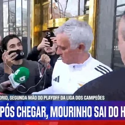 Mourinho sai de hotel em Madrid num carro de luxo; adeptos à porta