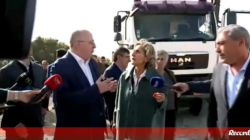 Ana Abrunhosa e o ministro da Agricultura envolveram-se em troca acesa de palavras em frente aos meios de comunicação social, com a presidente da Câmara de Coimbra a acusar José Manuel Fernandes de não ouvir os autarcas. "Vem fazer conferência de imprensa ou vem ouvir os autarcas?", disse Ana Abrunhosa ao ministro. "Se vem fazer uma conferência de imprensa, vamos embora".