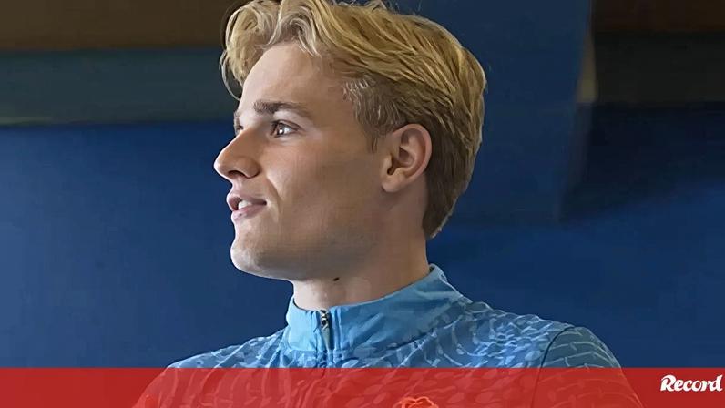 Victor Froholdt celebra esta quarta-feira 20 anos e, claro está, soprou as velas do bolo de aniversário com os companheiros de equipa no FC Porto, no Olival. O médio dinamarquês deixou depois uma mensagem ao grupo... em português!