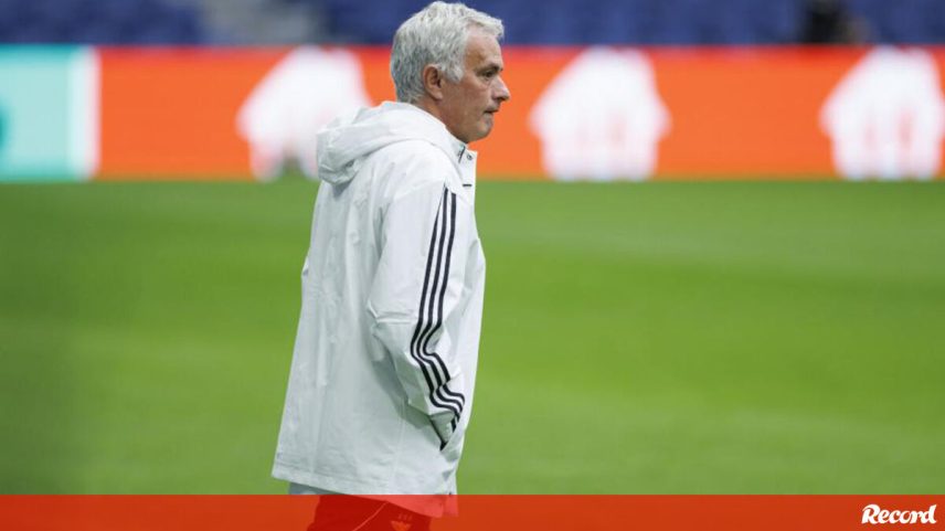 José Mourinho seguiu com a comitiva do Benfica para o Santiago Bernabéu