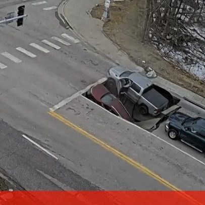 Cratera em rua do Nebraska engole dois carros