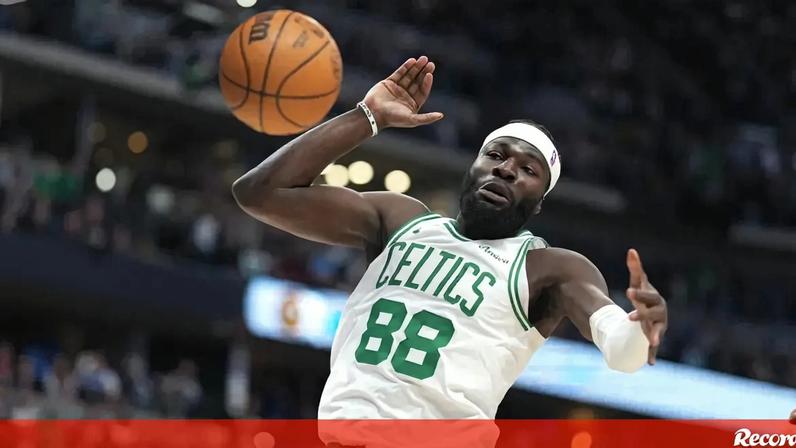 Neemias Queta em ação nos Celtics frente aos Nuggets