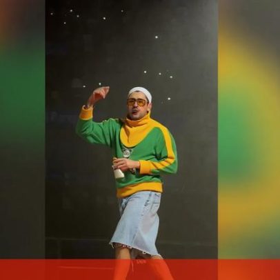 Bad Bunny homenageia Pelé em São Paulo ao subir com casaco do Mundial de 1966