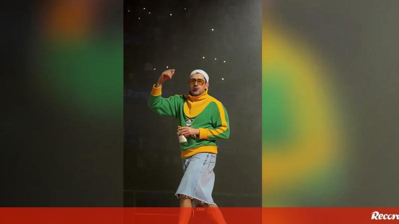 Bad Bunny homenageia Pelé no concerto de São Paulo: sobe ao palco com casaco do craque do Mundial'1966