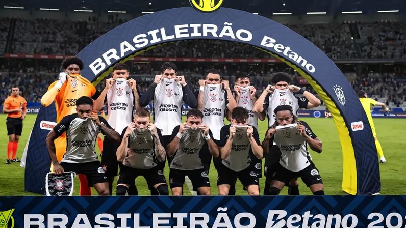 Jogadores do Corinthians imitam gesto de Prestianni e atiram: «Contra o racismo e a covardia»