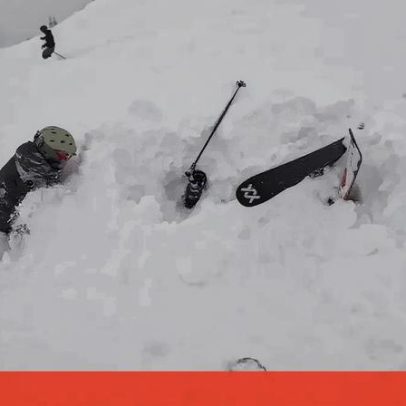 Imagens de resgate de esquiador soterrado na neve