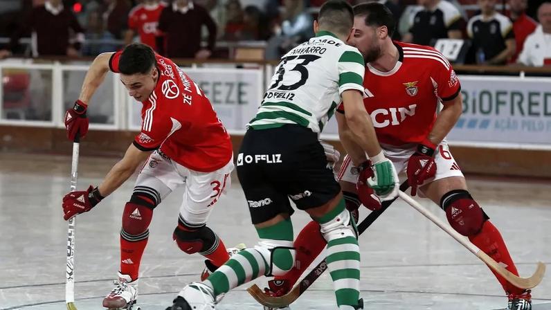 Os jogadores em ação durante o dérbi de hóquei em patins