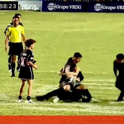 Messi derrubado por adeptos durante invasão de campo em Porto Rico