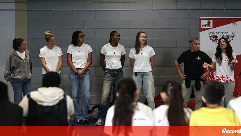 Jogadoras do Sporting convivem com crianças