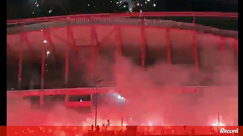 Festa de pirotecnia na Luz: adeptos celebraram 122 anos do Benfica à meia-noite