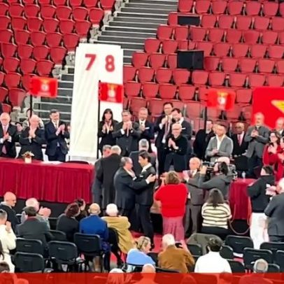 Rui Costa entrega emblema do Benfica ao pai em momento marcante