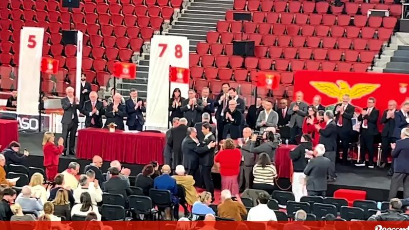 Momento de emoção no pavilhão da Luz, onde decorreu a entrega dos anéis e emblema de dedicação, quando Rui Costa chamou o pai. Vítor Costa recebeu o emblema de ouro, pelos 50 anos de filiação, tendo o presidente do Benfica dado um sentido abraço ao pai, perante os aplausos dos sócios.