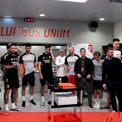Plantel canta os parabéns ao Benfica no balneário com bolo e velas