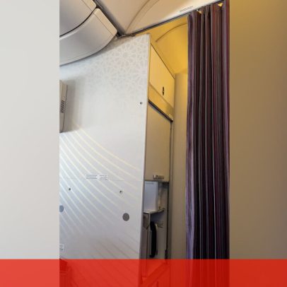 Comandante anuncia desvio de voo da Qatar Airways por fecho do espaço aéreo