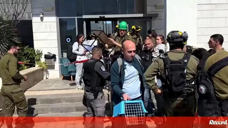 O momento em que famílias são retiradas de edifício danificado após interceção de míssil em Israel