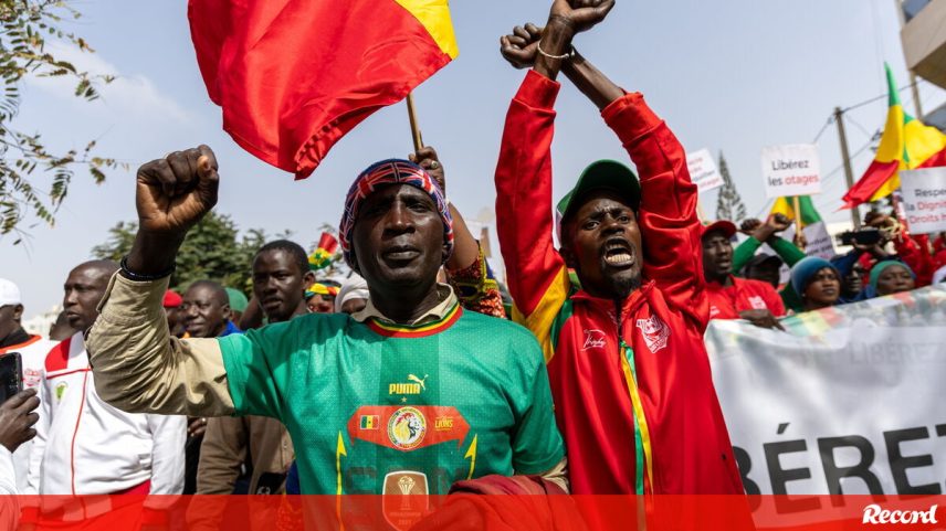 Dezenas de pessoas manifestaram-se em Dakar contra condenações de adeptos senegaleses