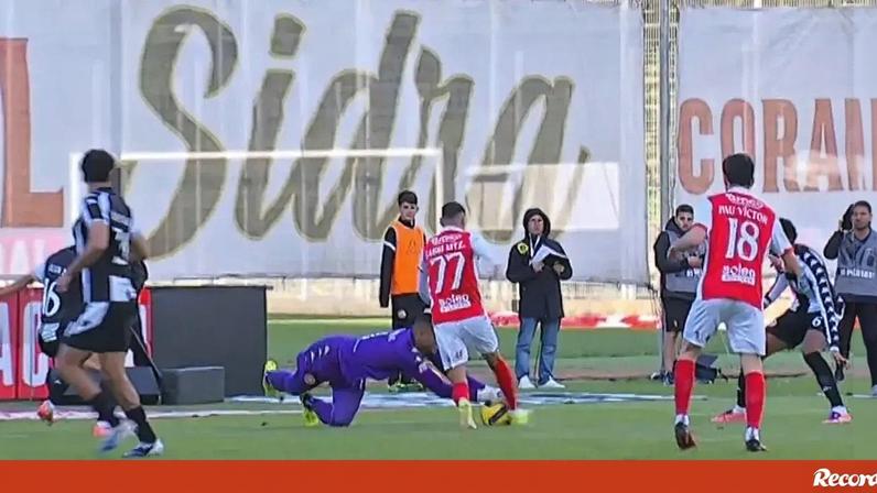 Lance controverso na Madeira: o golo anulado ao Sp. Braga por falta sobre o guarda-redes do Nacional