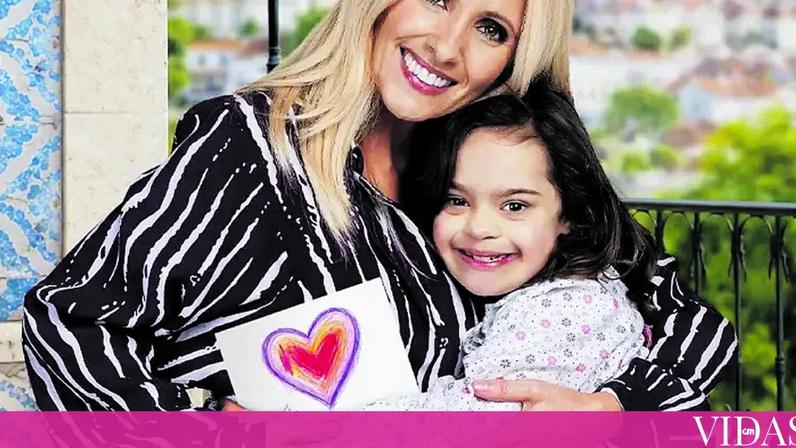 Sofia Alves com Margarida Moreira, jovem atriz portadora de trissomia 21 que com ela contracena na novela ‘Páginas da Vida’