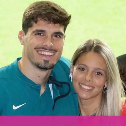 Namorada de Pedro Neto surge em biquíni; jogador reage