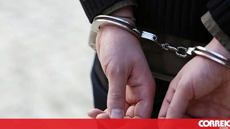 Homem detido na Amadora por perseguir ex-companheira e por falsidade informática