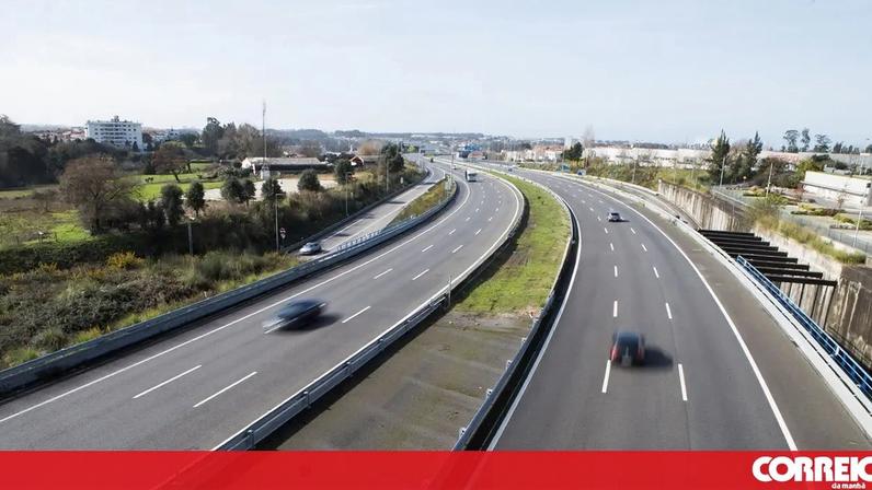 Fogo está a ser combatido pelos bombeiros do Barreiro, Palmela e Amora.