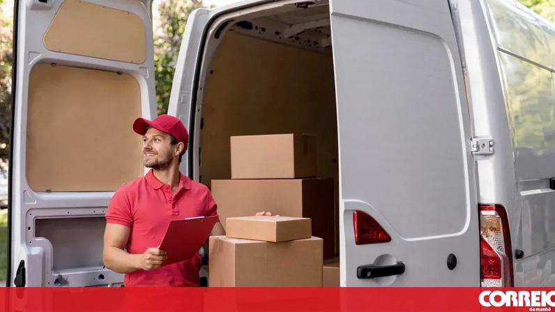 Entregador prepara encomendas de marcas como Russell Hobbs, Xiaomi e Hawkers