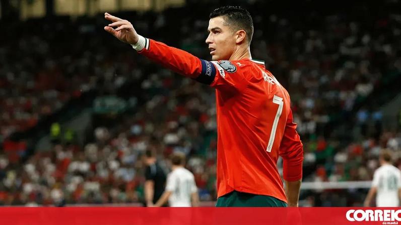 Cristiano Ronaldo em campo, com a camisola de Portugal