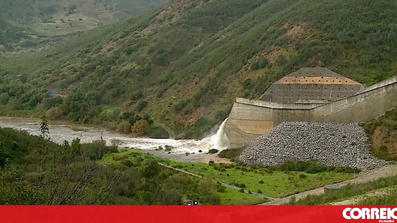 Comportas da barragem foram abertas este domingo de manhã