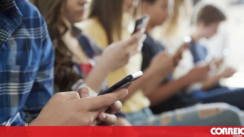 Jovens e telemóveis: debate sobre acesso de menores às redes sociais no parlamento