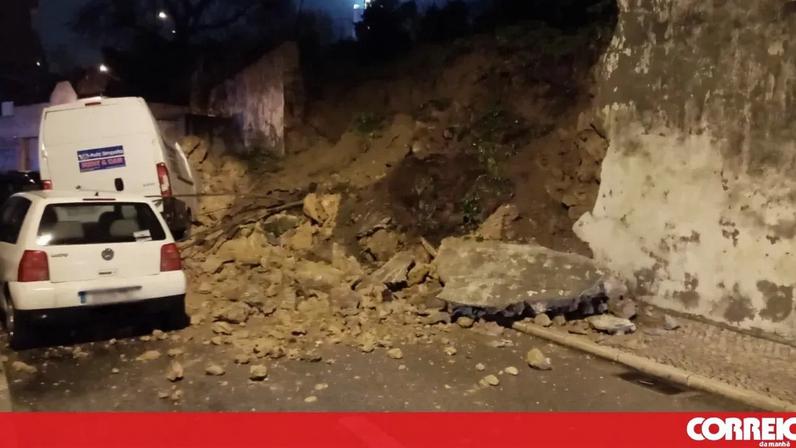 Muro desaba em Almada