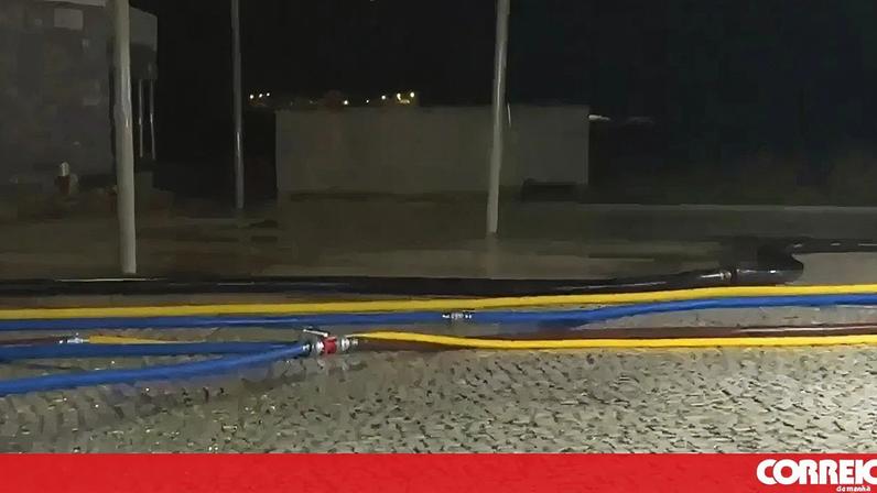 Rio Sado transborda em avenida de Alcácer do Sal devido à chuva intensa