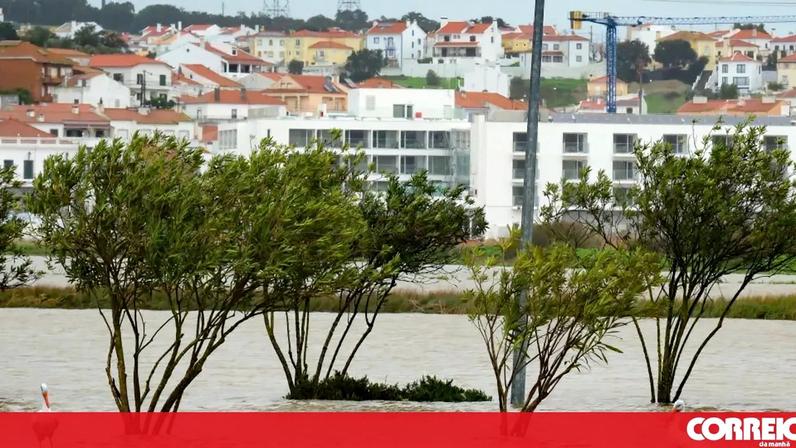 Rio Sado voltou a galgar as margens e inundou a Av. dos Aviadores, devido à passagem da depressão Leonardo, em Alcácer do Sal