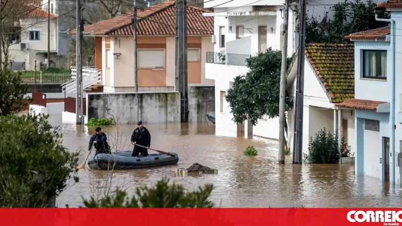 Elementos da proteção civil passam com um bote pela zona que ficou submersa pela subida da água do Rio Liz devido ao mau tempo, em Leiria