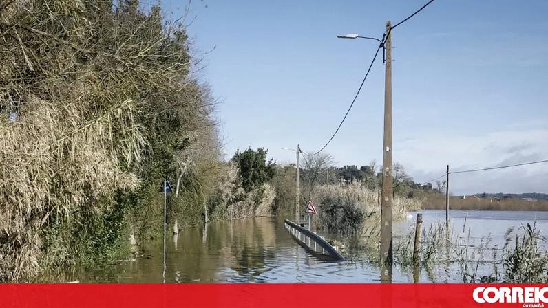 Eestrada submersa junto a Reguengo do Alviela, em Santarém