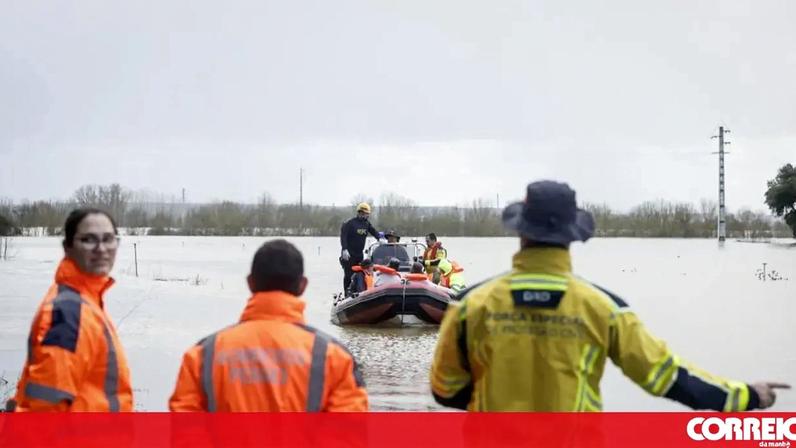 Habitantes resgatados devido a inundações em Reguengo do Alviela