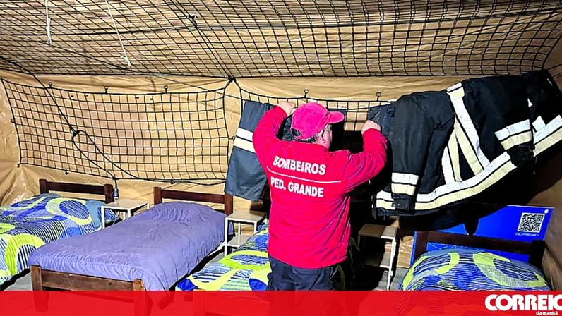 Bombeiros dormem em tendas na garagem do quartel devido à chuva em Pedrógão Grande