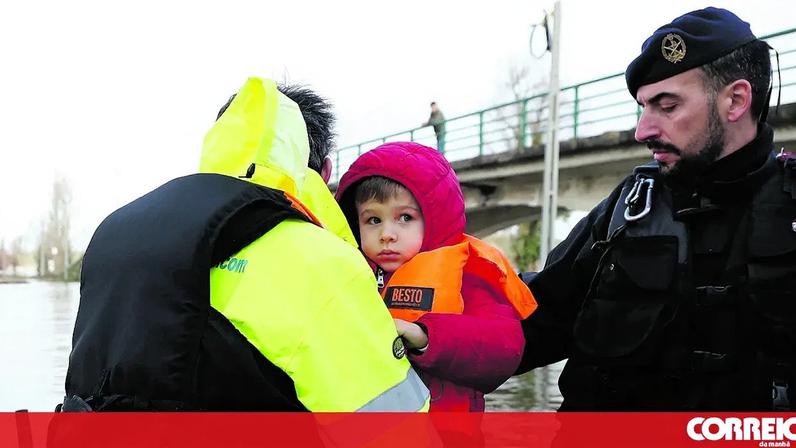 Joaquim Romualdo e o neto entram no barco