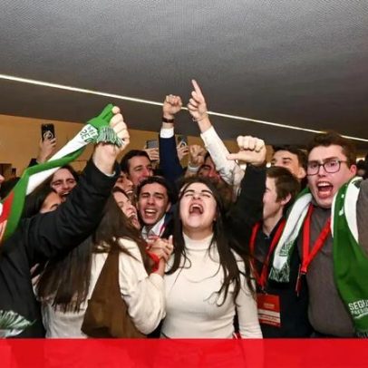 Festa e cânticos de vitória no quartel-general de António José Seguro