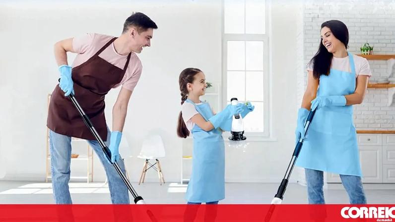 Família usa escova FYDEE para limpezas domésticas fáceis