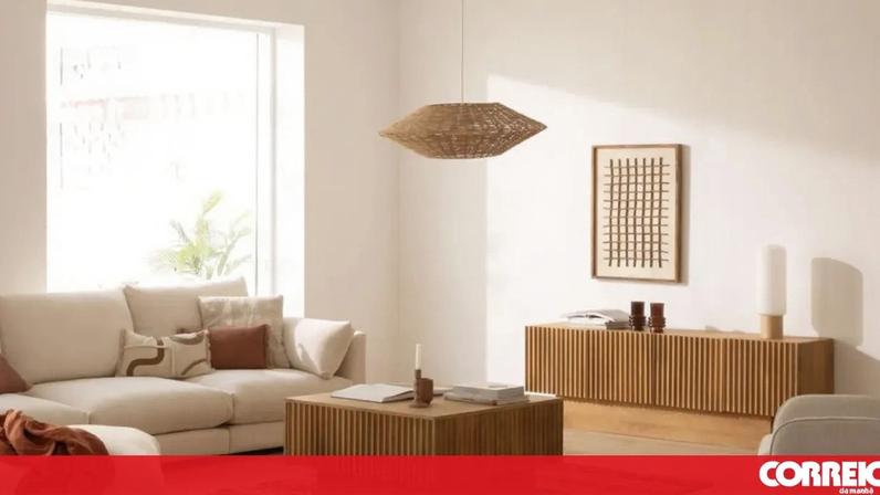 Sala de estar luminosa com móveis de madeira e sofá confortável