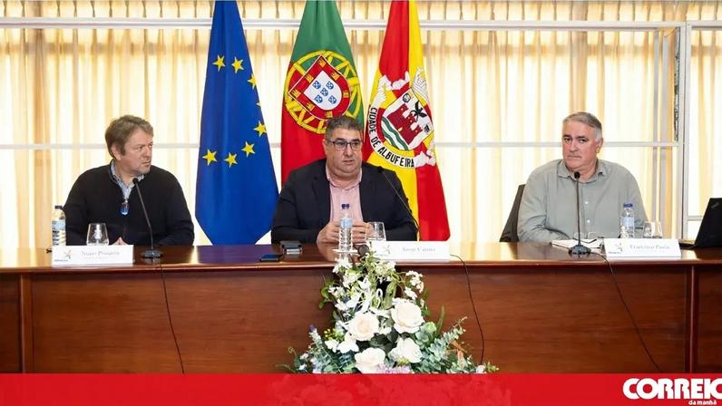 Jorge Carmo, Nuno Pissarra e Francisco Paula numa mesa com as bandeiras de Portugal, Europa e Albufeira