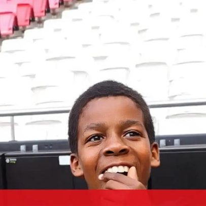 Menino de 9 anos que salvou a mãe visita o Estádio da Luz