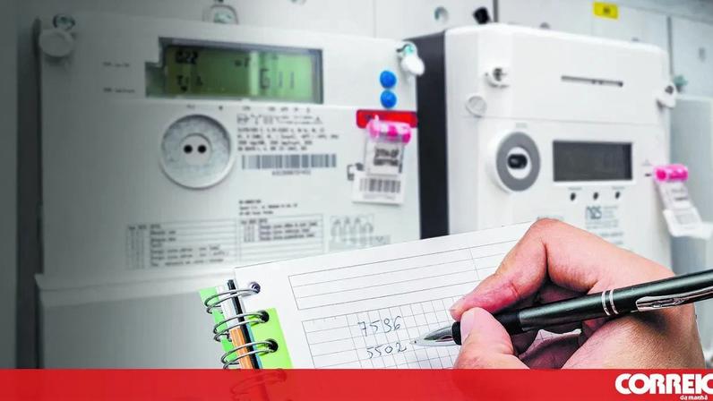 Contador de eletricidade e anotações sobre reclamações de consumidores