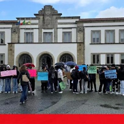 Alunos protestam contra péssimas condições da E.B.S. Domingos Capela, em Espinho