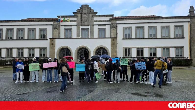 Manifestação de 65 alunos.jpg