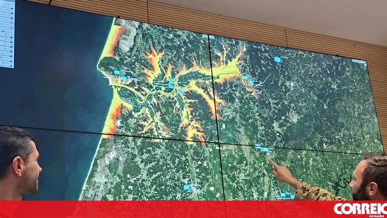 Militares analisam mapas para auxiliar em operações de salvamento e resposta a emergências